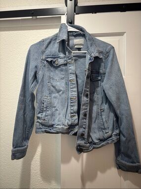 Universal Thread Light Blue Denim Jacket - Classic Trucker Style